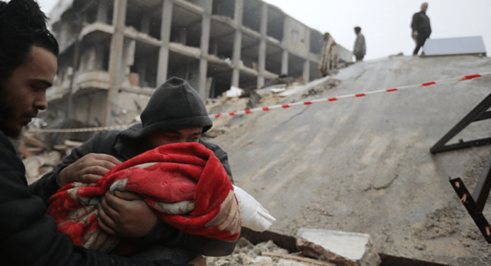 Rescataron a otro bebé recién nacido tras el terremoto en Turquía: estuvo 50 horas bajo los escombros