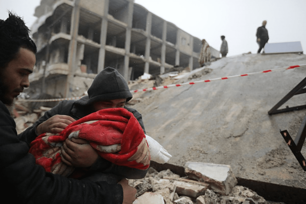 Rescataron a otro bebé recién nacido tras el terremoto en Turquía: estuvo 50 horas bajo los escombros