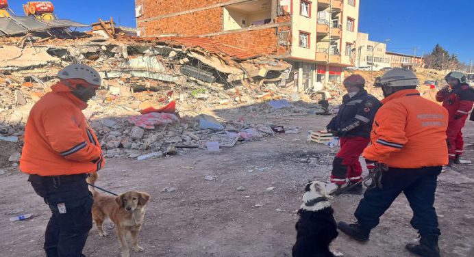 Rescatistas venezolanos inician labores de búsqueda en Turquía y Siria