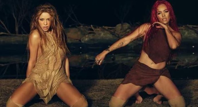 Shakira y Karol G derrochan sensualidad con sus ‘looks’ en  «Te Quedó Grande»