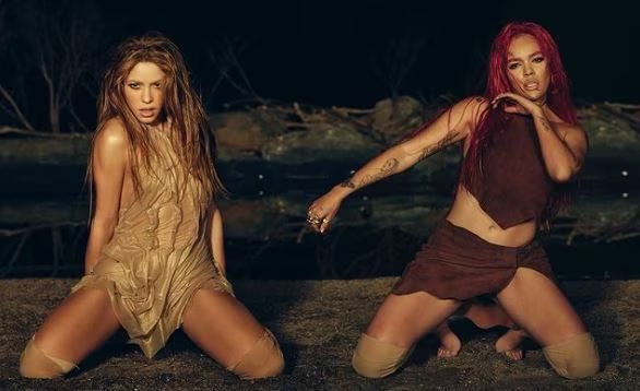 Shakira y Karol G derrochan sensualidad con sus ‘looks’ en  «Te Quedó Grande»