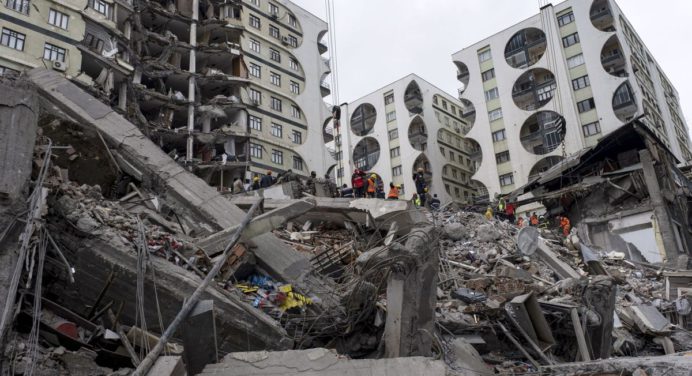 Suben a 7.200 muertos por el terremoto en Turquía y Siria