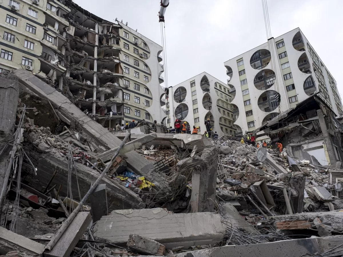 Suben a 7.200 muertos por el terremoto en Turquía y Siria