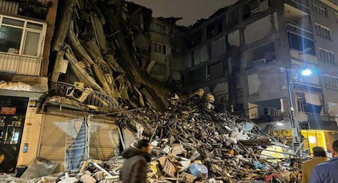 Terremoto de 7,8 en la escala de Richter deja en Turquía 1.300 muertos y 473 en Siria