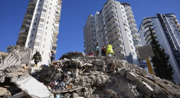 Turquía detiene a 131 constructores de edificios caídos en terremoto