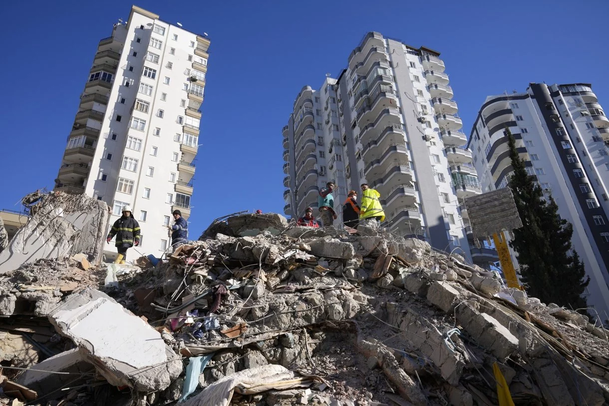 turquia detiene a constructores mientras el numero de muertos supera los 33 000 laverdaddemonagas.com edificios caidos