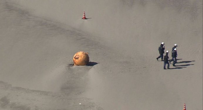 Una extraña bola de hierro aparece en una playa de Japón