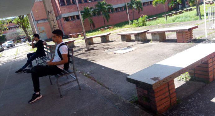 Universitarios afectados por falta de servicios
