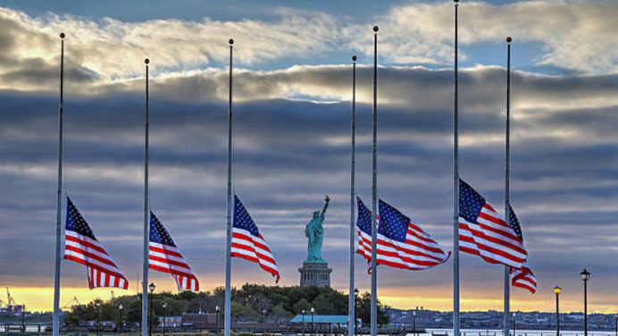 Banderas de EEUU a media asta por víctimas del tiroteo en Nashville