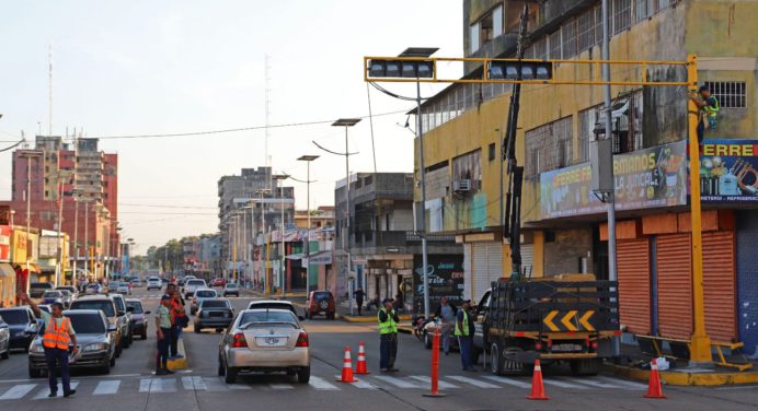 Alcaldía instala sistema de semáforos inteligentes en la avenida Juncal con calle Ribas de Maturín