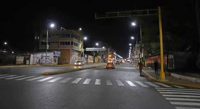 Avanza instalación de semáforos inteligentes en la avenida Juncal