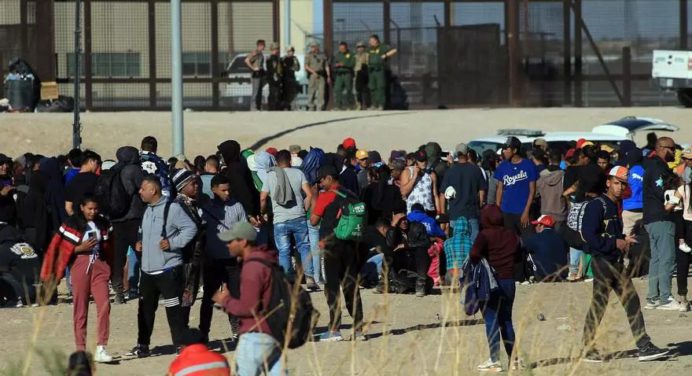 Cientos de migrantes buscan entregarse a EEUU tras incendio en México