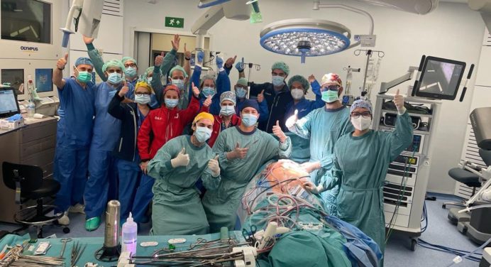 Cirujano venezolano realizó en España primer trasplante de pulmón por robótica