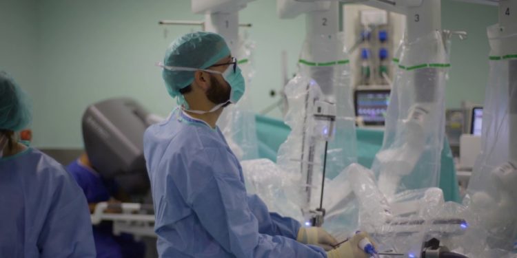 cirujano venezolano realizo en espana primer trasplante de pulmon por robotica laverdaddemonagas.com doctor3.3