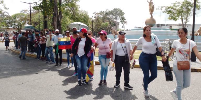 con cadena humana los docentes marcharon este lunes en maturin laverdaddemonagas.com whatsapp image 2023 03 20 at 12.29.47 pm 3