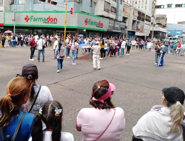 con cadena humana los docentes marcharon este lunes en maturin laverdaddemonagas.com whatsapp image 2023 03 20 at 12.29.48 pm