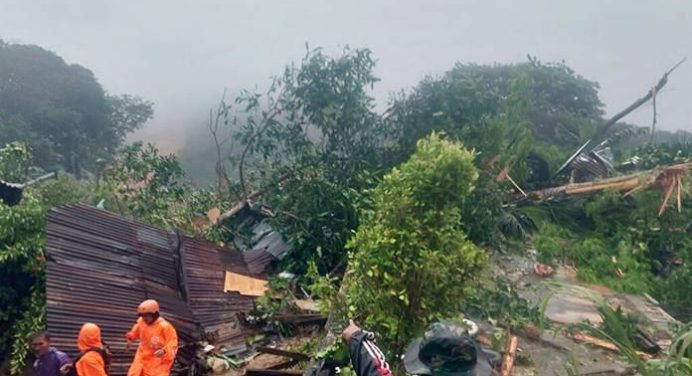 Corrimiento de tierra por la lluvia en Indonesia deja al menos 10 muertos