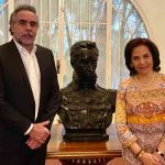 El embajador de Colombia, Armando Benedetti, presentó a la cónsul