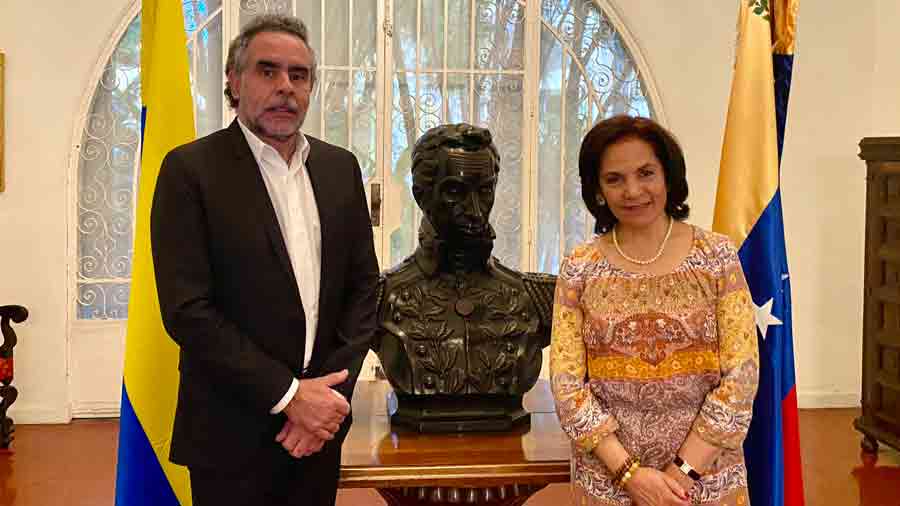 El embajador de Colombia, Armando Benedetti, presentó a la cónsul