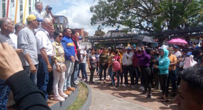 Docentes realizan asamblea en continuidad de lucha por mejoras salariales