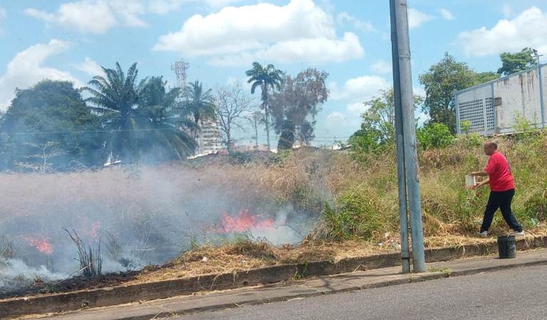 en pleno centro de maturin incendian terrenos amontados laverdaddemonagas.com whatsapp image 2023 03 21 at 3.27.17 pm