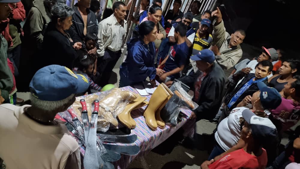 gobernador entrega kits agricolas a productores y dota base de misiones de yucucual en caripe laverdaddemonagas.com dotacion2