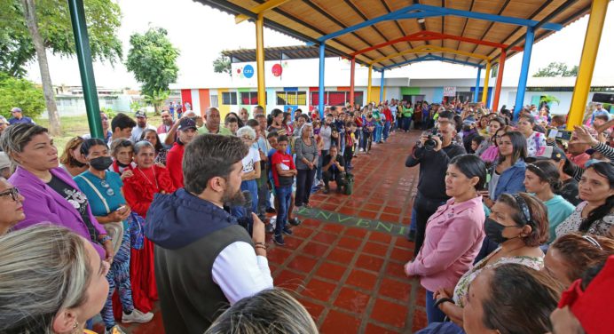 Gobernador Ernesto Luna rehabilita canchas y escuelas en la parroquia Alto Los Godos