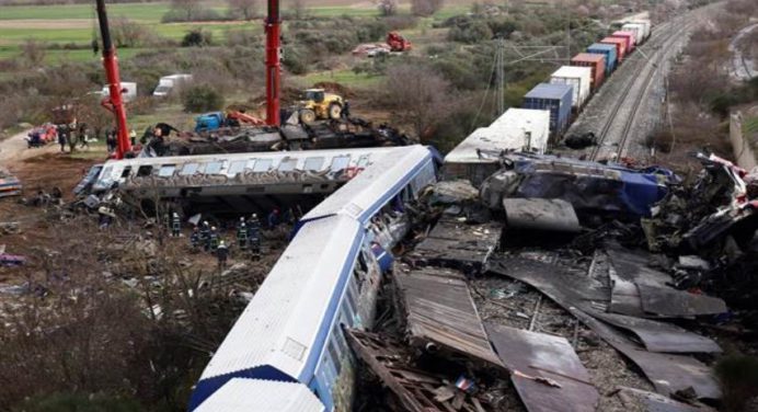 Grecia decreta tres días de luto nacional por víctimas de choque de trenes