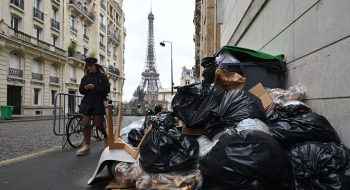Caos en París por basura acumulada en calles y avenidas