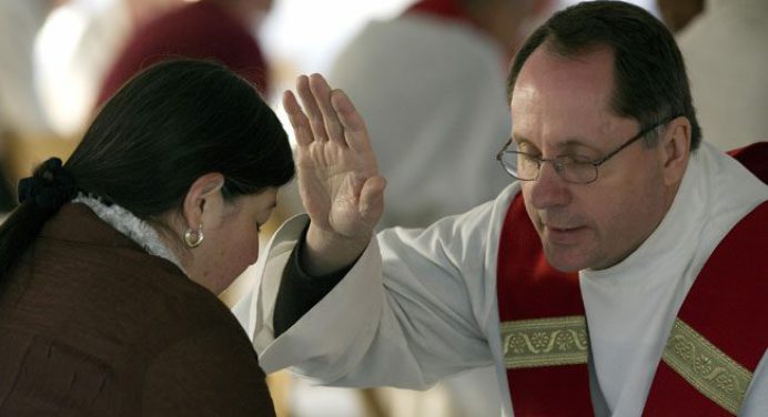 Iglesia católica continúa jornada de confesiones en víspera de Semana Santa
