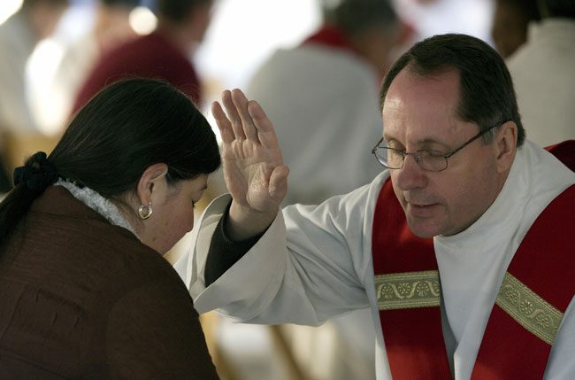 Iglesia católica continúa jornada de confesiones en víspera de Semana Santa