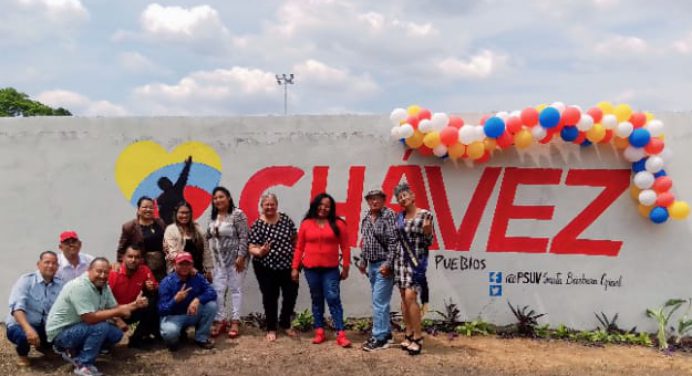 Inauguran mural en homenaje a Chávez en Santa Barbara de Tapirín