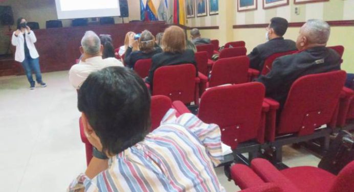 Infectólogos reciben formación acerca del trato para pacientes con VIH Sida