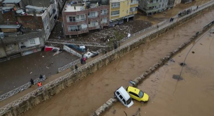 Inundaciones en zonas afectadas por los sismos en Turquía dejan 14 muertos