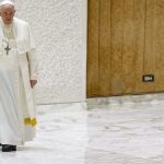 El papa permanece hospitalizado bajo vigilancia médica