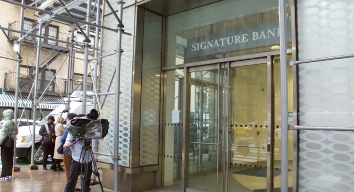 Autoridades cierran un tercer banco en menos de una semana en Estados Unidos