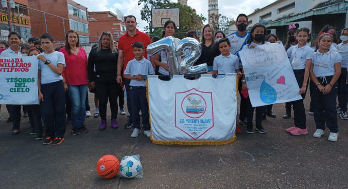 Gobernador Luna entrega material deportivo en la escuela Vicente Salias