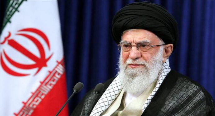 Líder supremo de Irán califica de «crimen imperdonable» envenenamiento de niñas