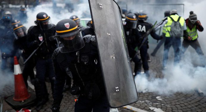 Más de 300 detenidos en París tras protestas contra reforma de la Ley de Pensiones