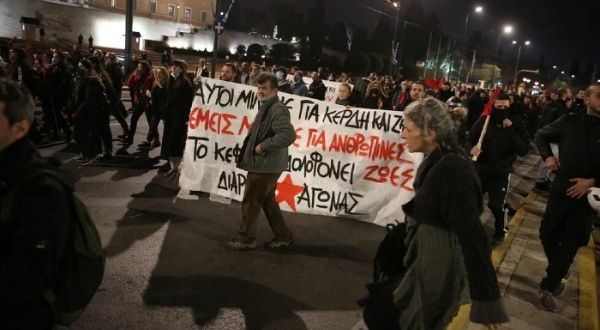 Más de 50 mil manifestantes protestan en Grecia por el mortal accidente de tren