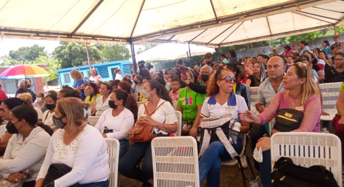Más de 500 docentes recibieron atención en jornada médica en la parroquia La Cruz