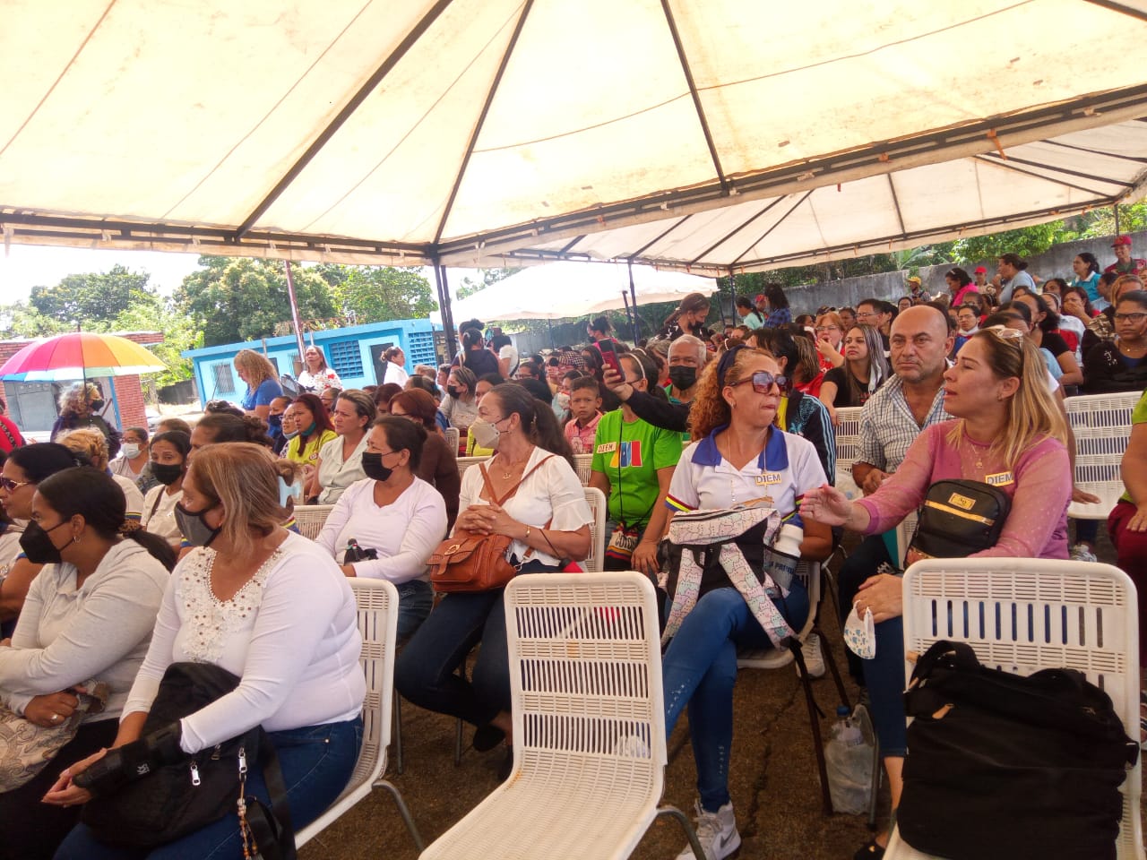 Más de 500 docentes recibieron atención en jornada médica en la parroquia La Cruz