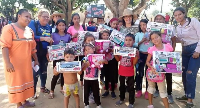 Niños indígenas de Zamora celebran su día con regalos y diversión familiar