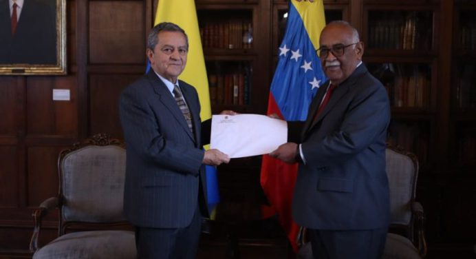 Embajador de Venezuela presenta sus credenciales ante Cancillería de Colombia