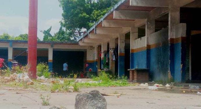Ocho familias pernoctan en antiguo mercado del terminal