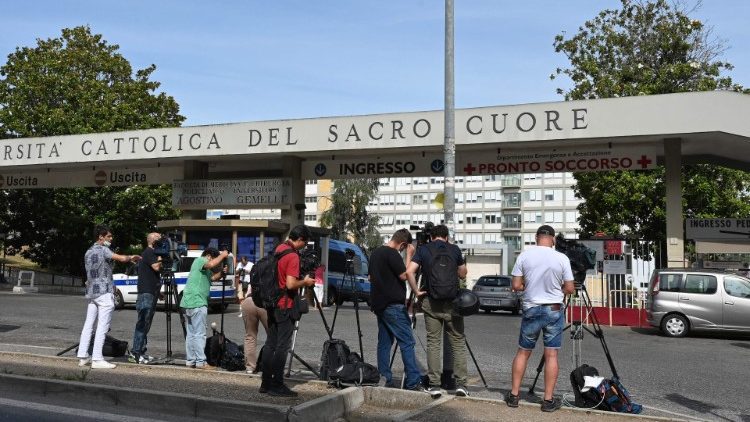 Los medios de comunicación están apostados frente al hospital donde se encuentra el papa Francisco, vísperas de la Semana Santa