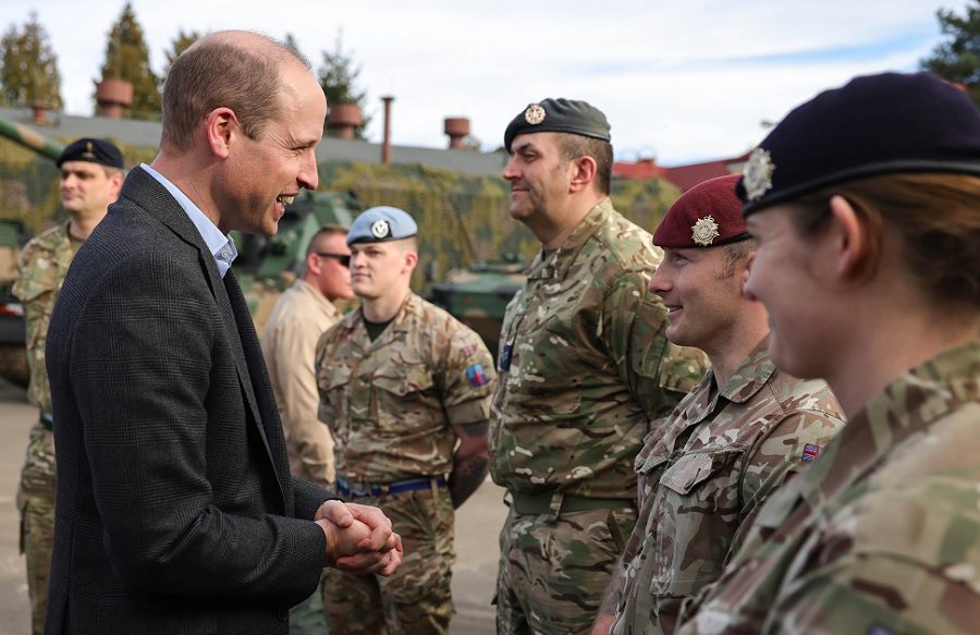 principe william visito tropas britanicas cerca de la frontera entre poloniade ucrania laverdaddemonagas.com william22.3