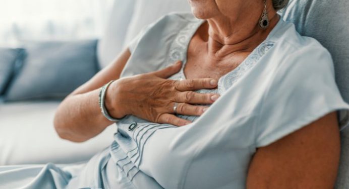 Riesgo de infarto aumenta en mujeres en menopausia