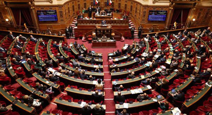 Senado de Francia aprueba aumentar la edad de jubilación a 64 años