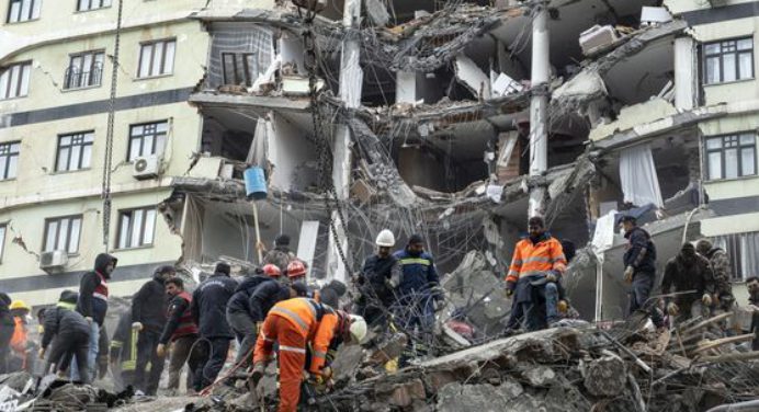Turquía intenta identificar 2.500 cadáveres de víctimas del terremoto